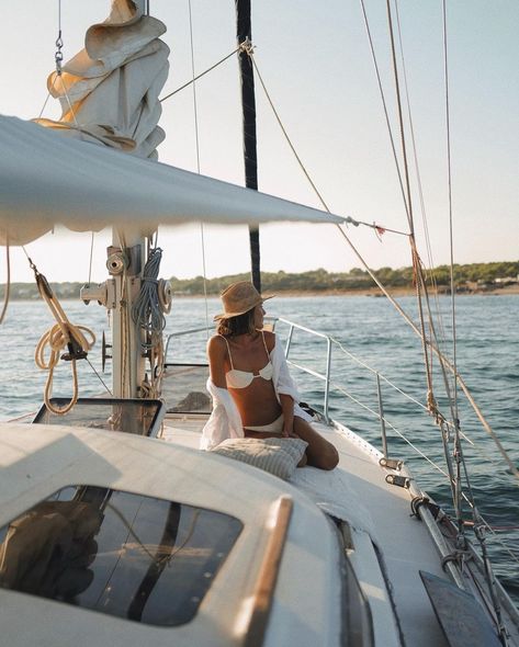 Yacht Pictures, Sailing Photography, Boat Girl, Sailboat Living, Asthetic Picture, Summer Picture Poses, Beach Lifestyle, August 25, Holiday Pictures