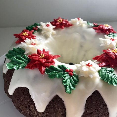 [Homemade] Festive Bundt Cake Wreath! Bundt Cake Christmas Decorations, Bundt Christmas Cake, Christmas Wreath Bundt Cake, Bundt Cake Design, Wreath Cake Christmas, Christmas Bundt Cake Decoration, Christmas Bundt Cake Ideas, Xmas Cake Ideas, Bundt Cake Decorating