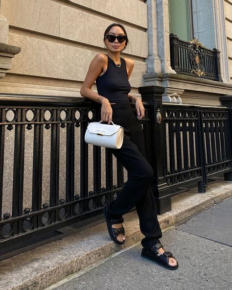 Tony Bianco on Instagram: “Oh hi there @linhniller we see you and your #HiranniSandal. #TonyBianco” Black Chunky Sandals Outfit, Chunky Sandals Outfit Street Style, Dad Sandals Outfit, Chunky Sandals Outfit, Black Sandals Outfit, Flat Sandals Outfit, Black Summer Outfits, Chunky Black Sandals, Capsule Wardrobe Women