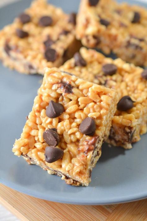 {Easy} Keto Peanut Butter Chocolate Chip Rice Krispies Treats Recipe – Low Carb Desserts – Snacks - Gluten Free Keto Peanut Butter Chocolate, Rice Crispy Treats Recipe, Low Carb Rice, Keto Peanut Butter, Low Carb Tacos, Rice Krispies Treats, Taco Fillings, Desserts Snacks, Krispies Treats