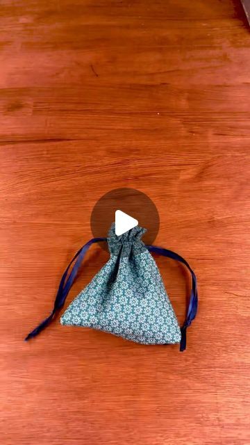 ✂️ Couture Enfant on Instagram: "Pour coudre un petit pochon de lavande, tu auras besoin d’1 rectangle de 40x15cm, et de ruban pour refermer le sac. Et évidemment, de lavande sèche à mettre à l’intérieur ! #tutocouture #pochon #lavande #sac #couturefacile #couturedebutant #apprendreacoudre #sewing" Sewing Sachet Bag, Sachet Bags, Couture, Tote Bag, Instagram