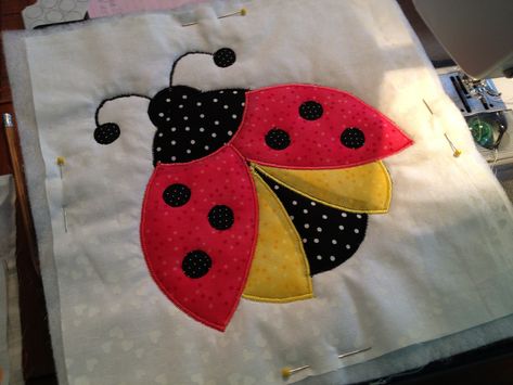 Ladybug applique Ladybug Applique, Ladybug Quilt Block, Ladybug Quilt, Butterfly Quilt Pattern, Patchwork Quilting Designs, Butterfly Quilt, Cloth Dolls Handmade, Mug Rug Patterns, Textile Art Embroidery