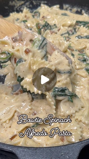 Vegetarian Bowtie Pasta Recipes, Creamy Spinach Alfredo Pasta, Bowtie Alfredo Pasta, Bow Tie Alfredo Pasta, Alfredo Bowtie Pasta, Spinach Bowtie Pasta, Bow Pasta Recipes, Pasta Bowtie, Bowtie Pasta Recipes