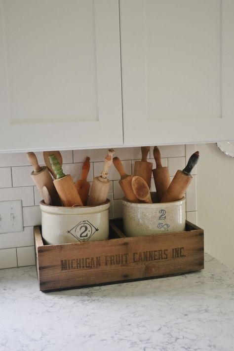 Dapur Rustic, Antique Kitchen Decor, Rustic Farmhouse Kitchen, Antique Kitchen, Rustic Kitchen Decor, Kitchen Decorating, Vintage Kitchen Decor, Antique Decor, Country House Decor