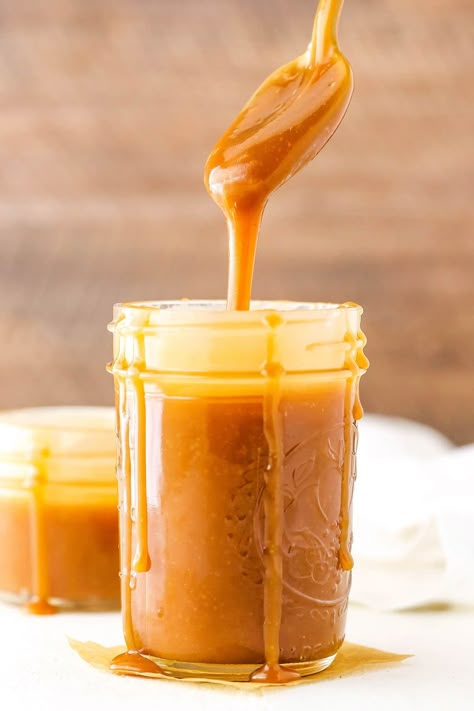 This easy salted caramel sauce is the perfect dessert topping. It's smooth, rich, just the right amount of salty, and just so yum! Caramel Sauce No Cream, Butterbeer Ice Cream, Butter Pecan Cheesecake, Maple Caramel, Irish Car Bomb, Fruit Curd, Sugar Spun Run, Whiskey Sauce, Easy Slider