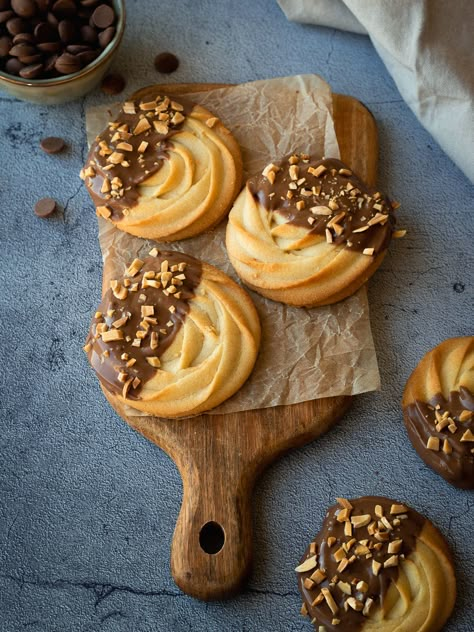 Voici une petite recette parfaite pour les fêtes de fin d’année: les sablés viennois. Ces derniers sont fondants et croustillants à la fois, mais surtout très addictifs! Prévoyez en quantité! De plus, ils sont anti-gaspi car ils ne nécessitent que le blanc d’un oeuf. Une excellente manière de récupérer lorsque seul le jaune a servi.... Chocolate Sable Cookies, Sable Cake, Biscuits Noel, Sables Cookies, Sable Breton Cookies, Cooking School Kitchen, Patisserie Fine, French Cookies, Spritz Cookies