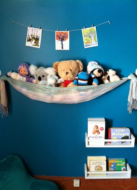 Make your own plush toy net with a scarf, two rings (like shower curtain rings) and two command or screw-in hooks. Scarf can also be directly looped onto hooks. Diy Stuffed Animal Storage, Stuffed Animal Storage Diy, Diy Stuffed Animal, Toy Organization Diy, Homemade Stuffed Animals, Stuffed Animal Hammock, Toy Net, Toy Hammock, Small Stuffed Animals