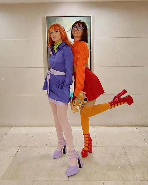 55+ Super Cool Halloween Costumes for Teenage Girls - HubPages Halloween Velma Costume, Scooby Doo Daphne And Velma Costumes, Daphnis And Velma Costume, Duo Outfits For School, Scooby Doo Daphne Cosplay, Dalphine And Velma Halloween Costume, Disfraz Dafne Scooby Doo, Velma Costume Cute, Daphne Velma Costume