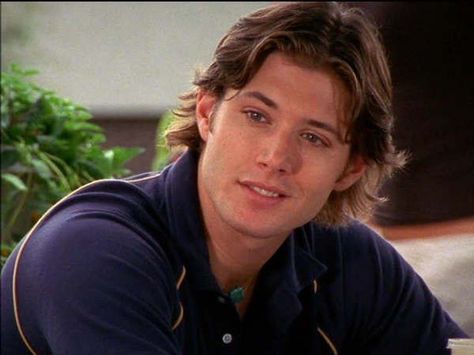 Jensen on Dawson's Creek with long locks... I remember this! So sad when he wasn't on the show anymore. Jensen Ackles Gif, Dawson Creek, Dawson's Creek, Jensen Ackles Supernatural, Jensen Ackles Jared Padalecki, Dawsons Creek, Quizzes For Fun, Jared And Jensen, Dean Winchester