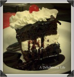 Hot Fudge Ice Cream Cake (Frisch's Big Boy Copycat Recipe) Shoneys Hot Fudge Cake Recipe, Fudge Ice Cream Cake, Best Vanilla Ice Cream, Hot Fudge Cake, Fudge Ice Cream, Ice Cream Cake Recipe, Vegetarian Cake, Fudge Cake, Fudge Sauce