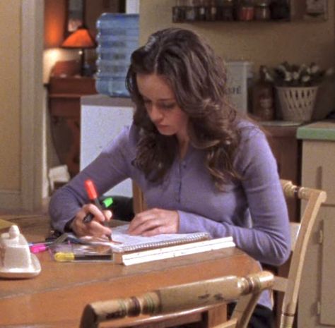 Nerd Girl Aesthetic, Rory Studying, Rory Gilmore Studying, Gilmore Study, Hardworking Girl, School Goals, Reading Motivation, Study Break, Study Pictures