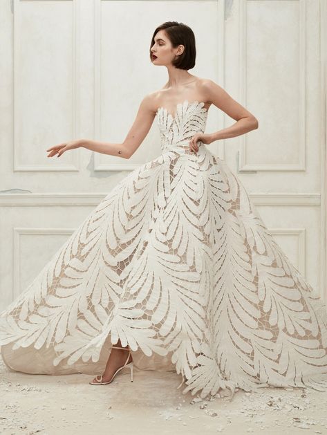 Oscar de la Renta Fall 2019 Bridal Collection | Haute Couture Wedding Dress | ElegantWedding.ca Autumn Bridal, Gaun Fashion, Most Beautiful Wedding Dresses, Beauty Dress, Bridal Fashion Week, Fall Wedding Dresses, Best Wedding Dresses, Gorgeous Gowns, Beautiful Wedding Dresses