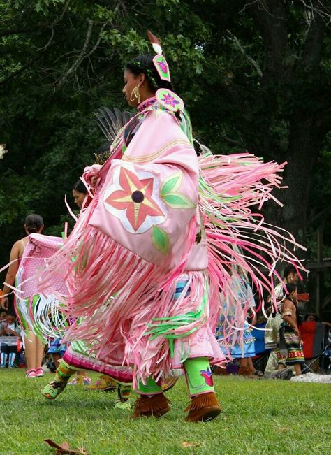 Fancy Shawl Regalia, Powwow Outfits, Y Photo, Fancy Shawl, Native Outfits, Powwow Regalia, Pink Shawl, Native American Clothing, Black Indians