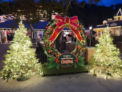 Smoky Mountain Christmas: 9 Dollywood Tips This Winter Things To Do During Christmas, Christmas Toyland, Things To Do For Christmas, Christmas Photobooth, Christmas Installation, Smoky Mountain Christmas, Tennessee Christmas, Mountain Christmas, Christmas Booth