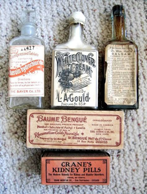 Old Medicine, Antique Medicine Bottles, Old Medicine Bottles, Retro Packaging, Medicine Packaging, Bottle Images, Medical Design, Vintage Medical, Apothecary Bottles