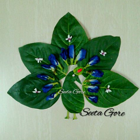 Rangoli With Leaves, Leaves Rangoli, Arangetram Decor, Aarti Decoration, Artistic Rangoli, Pookalam Design, Flowers Rangoli, Puppy Flowers, Art Books For Kids