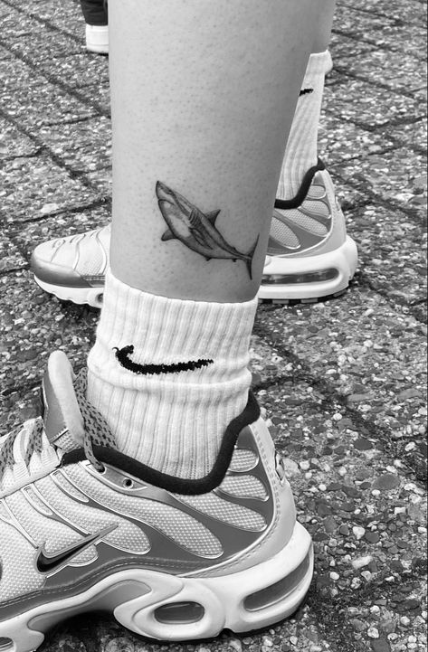 Shark Tattoo On Leg, Shark Tattoos For Women, Latte Art Tattoo, Great White Shark Tattoo, Old Women With Tattoos, Simple Shark Tattoo, Small Shark Tattoo, Shark Tattoo Ideas, Hai Tattoo