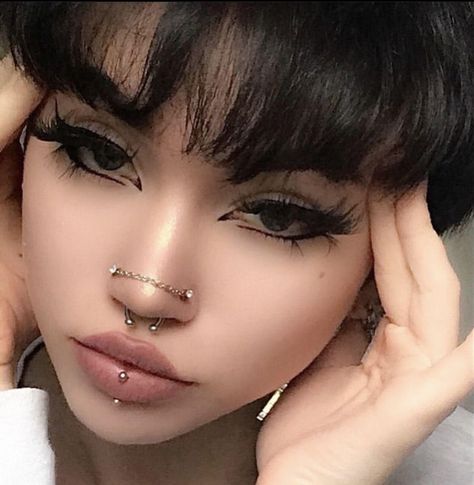 Bijoux Piercing Septum, Double Nose Piercing, Cute Nose Piercings, Double Ear Piercings, Face Piercings, Cool Piercings, Trening Fitness, Facial Piercings, Cute Piercings