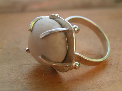 Kieselsteinchen Creamy Color, Stone Harbor, Metalsmithing Jewelry, Jewelry Techniques, Handmade Rings, Contemporary Jewellery, White Stone, Jewelry Diy, Jewelry Tutorials