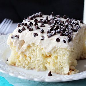 Cannoli Poke Cake - Vanilla cake soaked in sweetened condensed milk, then frosted with an amazing connoli filling. And it's an easy cake mix recipe! Vanilla Poke Cake, Cannoli Poke Cake, Life Love And Sugar, Cake Vanilla, Poke Cake Recipes, Poke Cakes, A Piece Of Cake, Poke Cake, Cupcake Cake