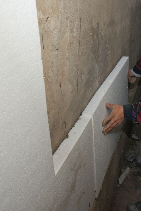 Installing polystyrene sheets insulation - for sunroom ceiling Polystyrene Ceiling Ideas, How To Insulate A Sunroom, Wall Insulation Diy, Cheap Insulation, Crawl Space Insulation, Polystyrene Insulation, Diy Insulation, Insulation Sheets, Floor Insulation