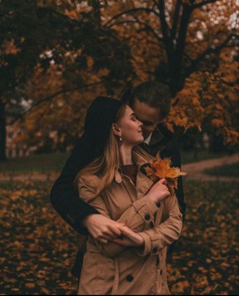 Autumn Couple Aesthetic, Fall Couple Photoshoot Ideas, Save The Date Photoshoot, Fall Couples Photoshoot, Autumn Photography Portrait, Fall Date Ideas, Fall Couple Pictures, Couples Photoshoot Ideas, Fall Engagement Shoots