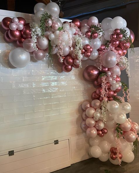 Metallic pink, pearl white, white and a custom pearlized dusty rose perfect for todays bridal ahower! Added florals and greenery to finish it. Pink White And Silver Balloons, Pink Balloon Arrangements, Pink And Pearls Party, White And Cream Decor, Pink And White Balloon Garland, 18th Party Themes, Coquette Bday, Pink And White Balloons, Pearl Birthday Party