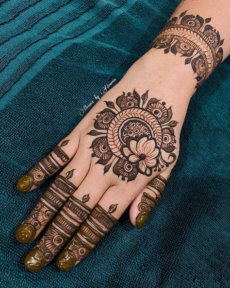 Mehndi Designs With Lotus, Louts Design Mehendi, Lotus Mehandi Designs, Mehndi Designs Lotus, Mehendi Circle, Lotus Henna Design, 20s Goals, Lotus Mehndi Design, Mehendi Aesthetic