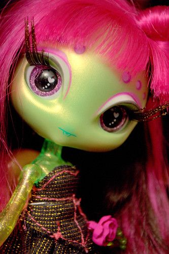 Novi Star Dolls, Novi Stars Dolls, Pink Alien Aesthetic, Pretty Alien, Pink Hair Pfp, Alien Doll, Novi Stars, Aliens And Ufos, Doll Repaint