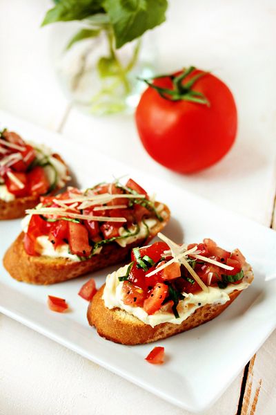 Roasted Garlic and Tomato Bruschetta. I think I pinned this because I'm really hungry.. missed lunch? Tomato Bruschetta Recipe, Tomato Bruschetta, Bruschetta Recipe, Munnar, Appetizers And Dips, Monkey Bread, Idee Pasto Sano, Snacks Appetizers, Food Appetizers