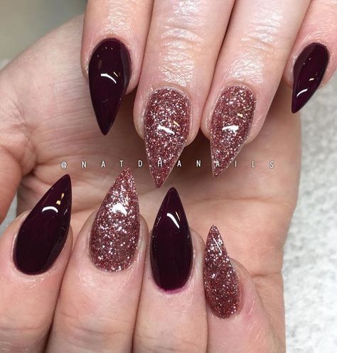 Burgandy Glitter Nails, Sparkle Burgundy Nails, Maroon Sparkle Nails, Wine Red Nails Designs Gold Glitter, Maroon Shimmer Nails, Short Stiletto Nails, Nails With Pearls, Bandana Nails, Short Stiletto