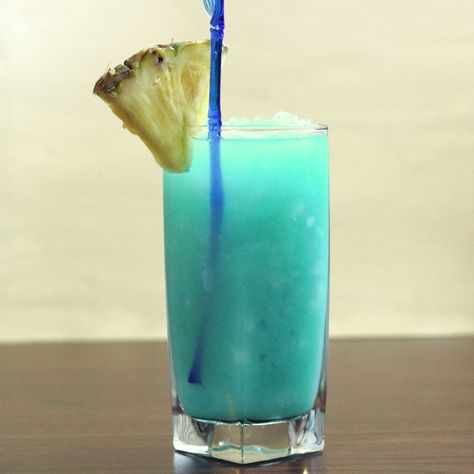 Teal Squeal drink recipe: Vodka, Blue Curacao, Pineapple Blue Curacao Drinks, Blue Punch Recipe, Nonalcoholic Party Drinks, Vodka Punch, Vodka Blue, Vodka Recipes Drinks, Blended Cocktail, Caramelized Bacon, Citrus Cocktails