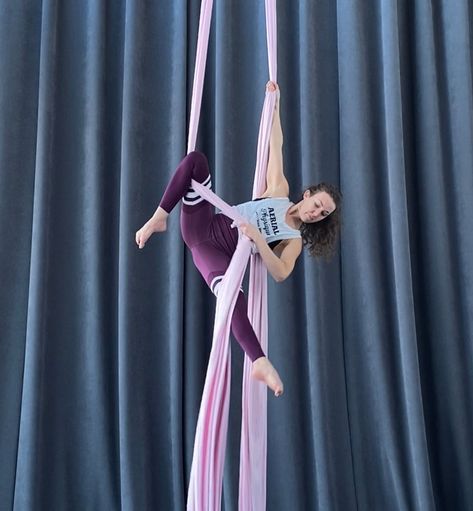 Aerial Silks Beginner, Aerial Hoop Moves, Yoga Aerial, Leg Circles, Aerial Silk, Gymnastics Skills, Aerial Acrobatics, Dance Yoga, Back Steps