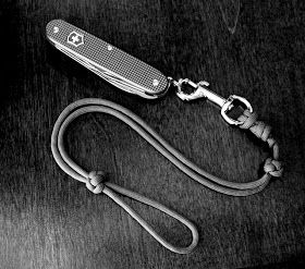 Stormdrane's Blog: Adjustable Paracord Wrist Lanyard... How To Make Lanyards, Lanyard Patterns, Lanyard Knot, Paracord Knife, Paracord Projects Diy, Diy Lanyard, Paracord Lanyard, Overhand Knot, Ceramic Objects