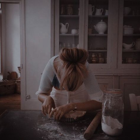 Woman Baking Aesthetic, Quinn Fabray Aesthetic, Izzie Greys Anatomy, Lit Aesthetic, Disney Au, Quinn Fabray, Female Chef, Disney Princess Modern, Girl Cooking