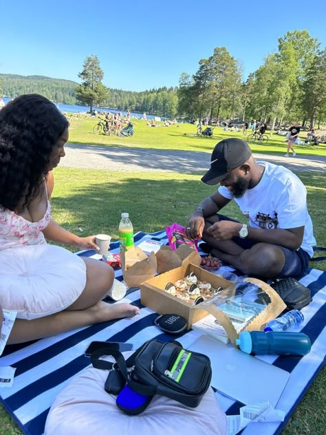 Couples Date Aesthetic, Picnic Date Outfits, Couple Picnic, Picnic Dates, Park Date, Mood With Bae, Dream Dates, Soft Girl Era, Black Relationship Goals