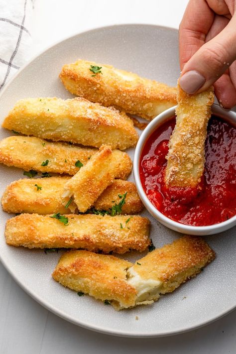 Healthy Ramadan Recipes, Baked Halloumi, Halloumi Fries, Mozzarella Sticks, Fries Recipe, Lebanese Recipes, Ramadan Recipes, Great Appetizers, Marinara