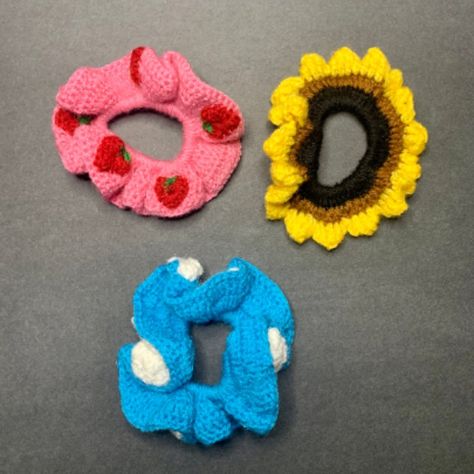 Crochet Strawberry Scrunchie, Cute Crochet Scrunchies, Crochet Scrunchies Aesthetic, Scrunchies A Crochet, Crochet Scrunchy, Strawberry Scrunchie, Sunflower Scrunchie, Scrunchies Crochet, Scrunchie Crochet