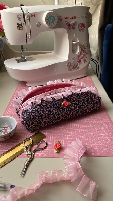 Sewing Hobby Aesthetic, Sewing Ideas Aesthetic, Aesthetic Sewing Projects, Cute Sewing Ideas, Sewing Makeup Bag, Sewing Hobby, Sewing Aesthetic, Handbag Tutorial, Sewing Set