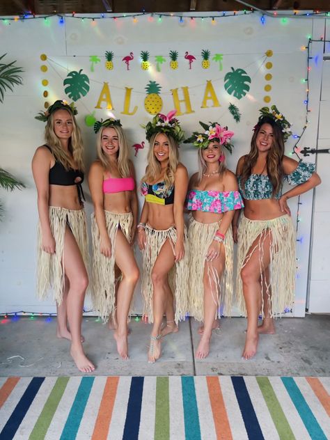 Tropical Pool Party Outfit, Club Tropicana Party Outfit, Sweet 16 Pool Party Outfit, Hawaiian Birthday Party Outfit, Luau Pool Party Ideas For Adults, Hawian Outfits Halloween, Island Theme Party Outfit, Luau Party Ideas For Adults Outfit, Hawaii Theme Party Outfit Ideas