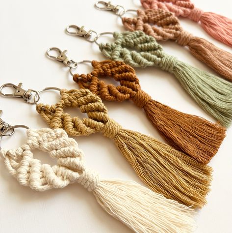 Beachy Macrame, Macrame Aesthetic, Macrame Shell, Neutral Gifts, Shell Keychain, Crochet Star Patterns, Macrame Accessories, Home Decor Apartment, Aesthetic Neutral