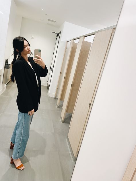 Black blazer with wide leg jeans and brown heels Brown Block Heels Outfit, Neutral Work Outfit, Block Heels Outfit, Oversized Black Blazer, Summer Work Outfit, Summer Neutrals, Heels Outfits, Summer Work, Summer Work Outfits