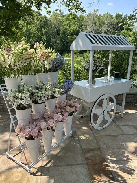 Shop Flower Decoration, Flower Shop Refrigerator, Flower Stand Decoration Ideas, Floral Vendor Booth Display Ideas, Flower Station Wedding, Flower Transport Ideas, Bloom Bar Cart, Flower Buisness Ideas, Flower Shop Pop Up