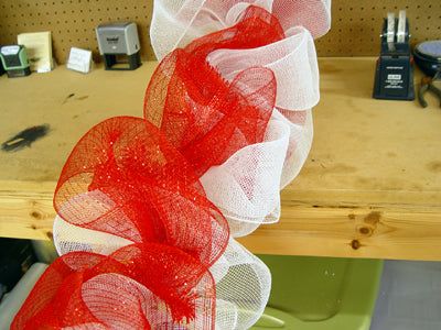 Mesh Ribbon Garland Diy, Decorative Mesh Garland, Diy Ribbon Garland Christmas, Mesh Garland How To Make, Decorating With Mesh Ribbon, Diy Mesh Garland, Deco Mesh Garland Diy, How To Make Christmas Garland, Mesh Ribbon Garland