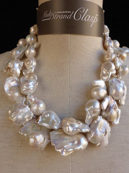 Multi Strand Necklaces, Baroque Era, Pearl Jewelry Design, Pearl Necklace Designs, Funky Jewelry, Fabulous Jewelry, Womens Wellness, Bijoux Diy, Baroque Pearls