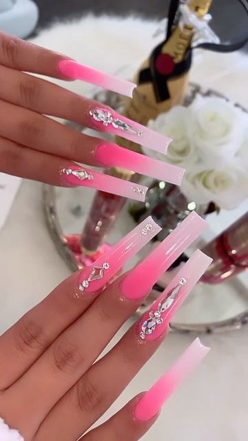 ✨(ﾉ◕ヮ◕)ﾉ*:･ﾟ✧ on Instagram: "Happy Valentine’s Day 💓🎀☝️😘💕 #valentines" Valentines Nails Ideas, Valentine’s Day, Cute Valentines Nails, Base Nails, Summer Stiletto Nails, Valentine Nails Pink, Carpet Ideas 2023, Pink Stiletto Nails, Nail Designs Bling