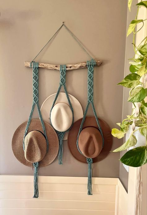 Diy Hat Hanger, Diy Macrame Projects, Macrame Hat, Tapestry Hanger, Driftwood Macrame, Macrame Weaving, Wall Hats, Macrame Plant Hanger Tutorial, Hat Wall