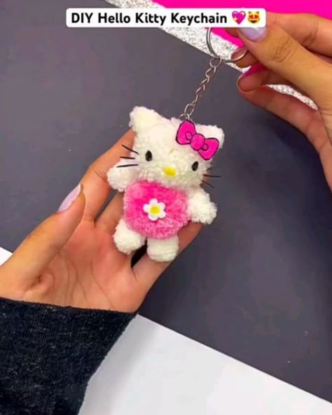 Cute Things To Sell At School, Diy Hello Kitty Keychain, Easy Hello Kitty Crafts, Pompom Diy Ideas, Cute Hello Kitty Crafts, How To Make Keychains At Home Easy, Hello Kitty Diy Crafts Ideas, Hello Kitty Craft Ideas, Hello Kitty Things To Make