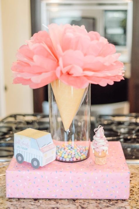 Ice Cream Themed Birthday Party, Ice Cream Themed Birthday, Ice Cream Birthday Party Theme, 4de Verjaardag, Ice Cream Party Decorations, Ice Cream Sundae Bar, Ice Cream Birthday Party, Ice Cream Theme, Ice Cream Social