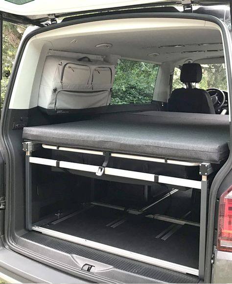 VW Multivan - Innenraum mit aufgebautem Bett und Stauraum Vw T6 Interior Ideas, Caravan Travel, Vw Transporter Camper, Beach Camper, Camper Car, Vw Caravelle, Suv Camper, T5 Transporter, Pickup Camper